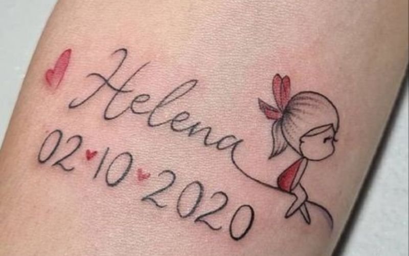 Tattoo of the name Helena, the date 02-10-2020 with small hearts, and a drawing of a girl with a bow in her hair, holding onto the letter a.